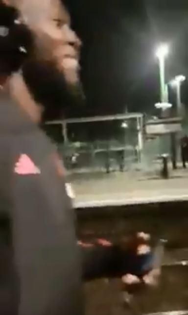 Ο Φελαϊνί χτύπησε το κινητό επιβάτη τρένου που τραβούσε τους παίκτες της Γιουνάιτεντ