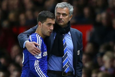 MANCHESTER, ENGLAND - OCTOBER 26:  Chelsea Manager Jose Mourinho embraces Eden Hazard during the Barclays Premier League match between Manchester United and Chelsea at Old Trafford on October 26, 2014 in Manchester, England.  (Photo by Alex Livesey/Getty Images)
