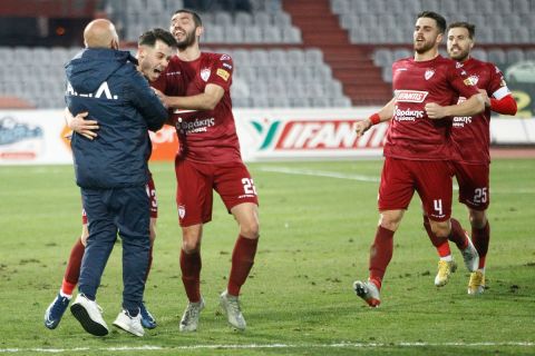 Οι παίκτες της ΑΕΛ πανηγυρίζουν το γκολ του Μαυρία κόντρα στη Νίκη Βόλου στη Super League 2