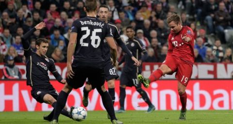 MUNICH, GERMANY - SEPTEMBER 29: Mario Goetze of Bayern Muenchen scores his team's third goal during the UEFA Champions League Group F match between FC Bayern Munchen and GNK Dinamo Zagreb at the Allianz Arena on September 29, 2015 in Munich, Germany.  (Photo by Adam Pretty/Bongarts/Getty Images)