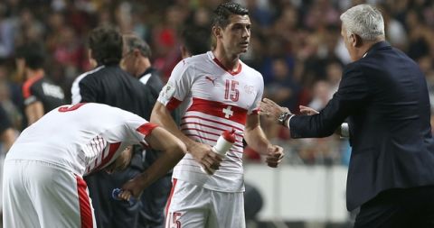 Switzerland's coach Vladimir Petkovic, right, gives instructions to Blerim Dzemaili, center, during the World Cup Group B qualifying soccer match between Portugal and Switzerland at the Luz stadium in Lisbon, Tuesday, Oct. 10, 2017. (AP Photo/Armando Franca)