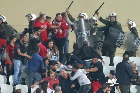 Παναχαϊκή - Ολυμπιακός: Διακοπή αγώνα λόγω επεισοδίων Αστυνομίας - οπαδών των ερυθρόλευκων