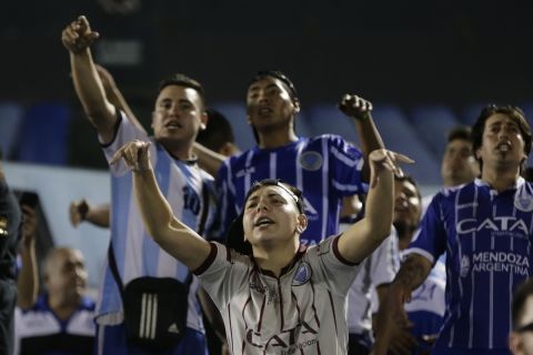 Φίλαθλοι της Γοδόι Κρουζ σε αναμέτρηση για το Copa Libertadores κόντρα στην Ολίμπια Ασουνσόν