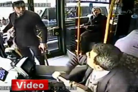 Ο Μπουράκ Γιλμάζ διαπληκτίζεται με οδηγό λεωφορείου
