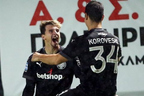 Ο Στούρτζεον πανηγυρίζει με τον Κοροβέση το 1-0 απέναντι στον ΠΑΣ