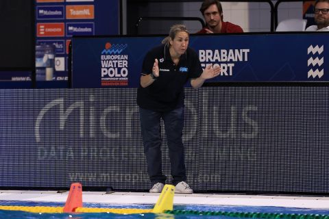 Η προπονήτρια της Ελλάδας, Αλεξία Καμμένου, σε στιγμιότυπο κόντρα στην Ουγγαρία για τη φάση των ομίλων του Ευρωπαϊκού Πρωταθλήματος 2024, Αϊντχόφεν | Παρασκευή 5 Ιανουαρίου 2024