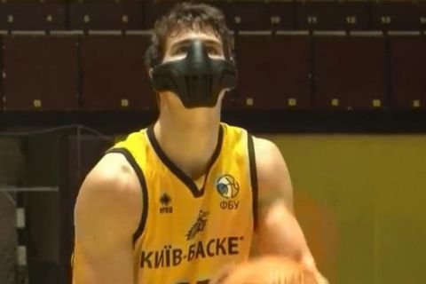 Ο Μάικλ Τζέικομπσον με προστατευτική μάσκα στο ουκρανικό πρωτάθλημα