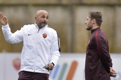ROME, ITALY - JANUARY 14:  New coach of AS Roma Luciano Spalletti and Francesco Totti during a training session on January 14, 2016 in Rome, Italy.  (Photo by Luciano Rossi/AS Roma via Getty Images)