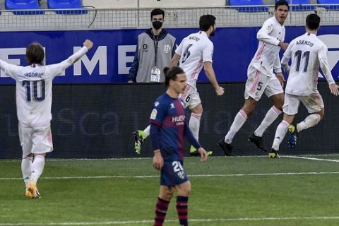 Οι παίκτες της Ρεάλ Μαδρίτης πανηγυρίζουν το γκολ του Βαράν κόντρα στην Ουέσκα για την La Liga