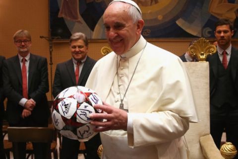 VATICAN CITY, VATICAN - OCTOBER 22:  Pope Francis holds a gift of FC Bayern Muenchen during an private audience with the team of  FC Bayern Muenchen in the Palace of the Vatican on October 22, 2014 in Vatican City, Vatican.  (Photo by Alexander Hassenstein/Bongarts/Getty Images)