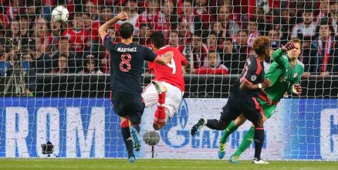 "LISBON, PORTUGAL - APRIL 13: Raul Jimenez of Benfica scores the opening goal during the UEFA Champions League quarter final second leg match between SL Benfica and FC Bayern Muenchen at Estadio da Luz on April 13, 2016 in Lisbon, Portugal.  (Photo by Alexander Hassenstein/Bongarts/Getty Images)"