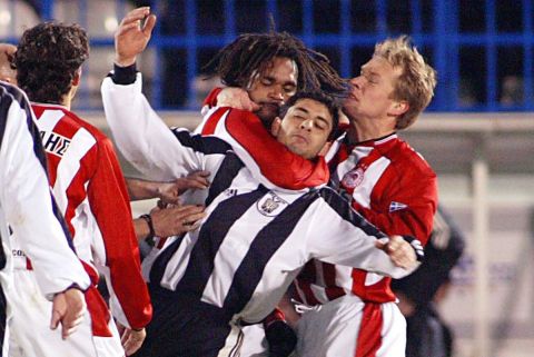 Ο Κριστιάν Καρεμπέ κάνει κεφαλοκλείδωμα στον Γιάννη Οκκά σε ντέρμπι Ολυμπιακός - ΠΑΟΚ στη Ριζούπολη τη σεζόν 2002/03