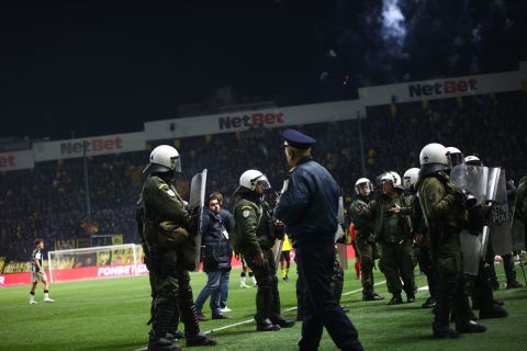 Άρης - ΠΑΟΚ: Προσωρινή διακοπή στο ματς, έπεσε καπνογόνο στον αγωνιστικό χώρο και αστυνομικοί "κύκλωσαν" τον πάγκο του Δικεφάλου