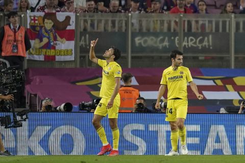 Ο Αλφόνσο Πεδράθα της Βιγιαρεάλ πανηγυρίζει γκολ που σημείωσε κόντρα στην Μπαρτσελόνα για τη La Liga 2021-2022 στο "Καμπ Νόου", Βαρκελώνη | Κυριακή 22 Μαΐου 2022