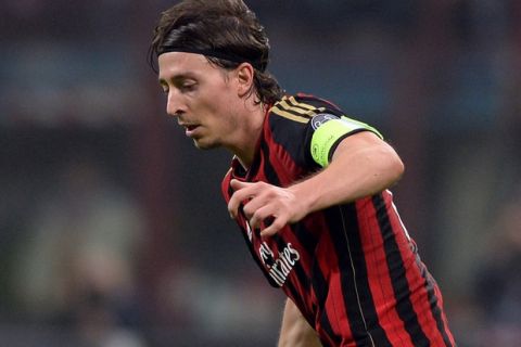 MILAN, ITALY - OCTOBER 22:  Riccardo Montolivo of AC Milan in action during the UEFA Champions League Group H match between AC Milan and Barcelona at Stadio Giuseppe Meazza on October 22, 2013 in Milan, Italy.  (Photo by Claudio Villa/Getty Images)