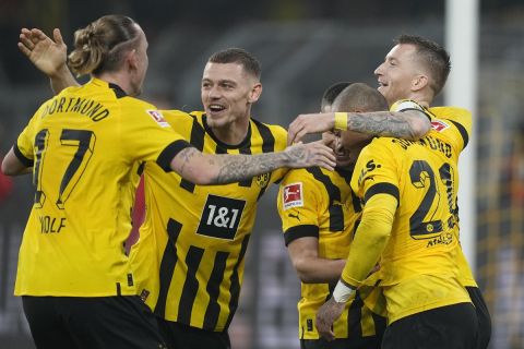 Οι παίκτες της Ντόρτμουντ πανηγυρίζουν γκολ που σημείωσαν κόντρα στην Κολωνία για την Bundesliga 2022-2023 στο "Ζίγκναλ Ιντούνα Παρκ", Ντόρτμουντ | Σάββατο 18 Μαρτίου 2023