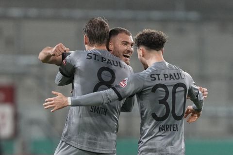 Οι παίκτες της Σαν Πάουλι πανηγυρίζουν τη μεγάλη πρόκριση της ομάδας τους στο κύπελλο Γερμανίας επί της Ντόρτμουντ στο Μίλερντορ