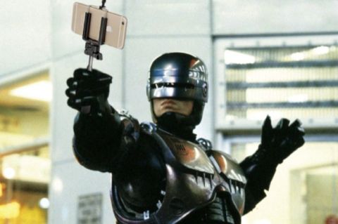 Όπλα σε διάσημες ταινίες αντικαταστάθηκαν με selfie sticks!