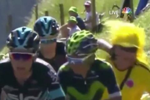 Ο Chris Froome χτυπά... περίεργο εισβολέα στο Tour de France