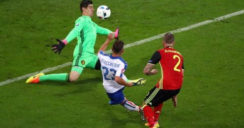 LYON, FRANCE - JUNE 13:  Emanuele Giaccherini (C) of Italy scores his team's first goal past Thibaut Courtois of Belgium during the UEFA EURO 2016 Group E match between Belgium and Italy at Stade des Lumieres on June 13, 2016 in Lyon, France.  (Photo by Clive Brunskill/Getty Images)