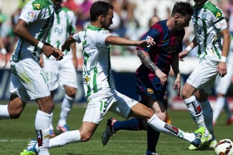 Barcelona's Lionel Messi from Argentina, second right, in action with Cordoba's Deivid Rodriguez, center, during a Spanish La Liga soccer match between Cordoba and FC Barcelona at El Arcangel stadium in Cordoba, Spain, Saturday May. 2, 2015. (AP Photo/Daniel Tejedor)