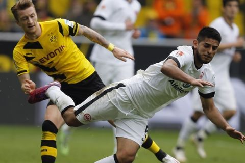 Dortmund's Marco Reus, left, and Frankfurt's Carlos Zambrano from Peru challenge for the ball during the German first division Bundesliga soccer match between BvB Borussia Dortmund and Eintracht Frankfurt in Dortmund, Germany, Saturday, April 25, 2015. (AP Photo/Frank Augstein) 