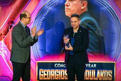 Ο Ανδρέας Ζαγκλής βράβευσε τον Τζώρτζη Δικαιουλάκο ως τον προπονητή της χρονιάς στην EuroLeague Γυναικών