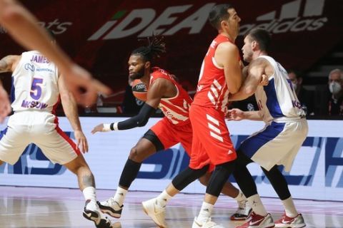Ο Τόριαν Γουόλντεν του Ερυθρού Αστέρα, σε φάση από τον αγώνα με την ΤΣΣΚΑ Μόσχας για την 5η αγωνιστική της κανονικής περιόδου της EuroLeague 2020/21