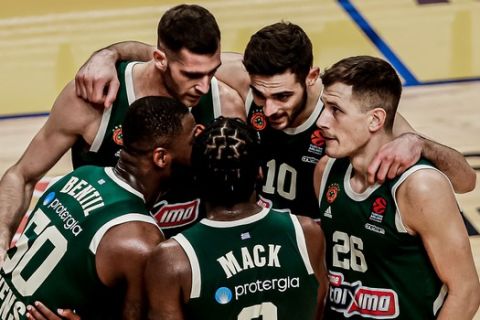 Οι παίκτες του Παναθηναϊκού μαζεμένοι σε  αγώνα της EuroLeague