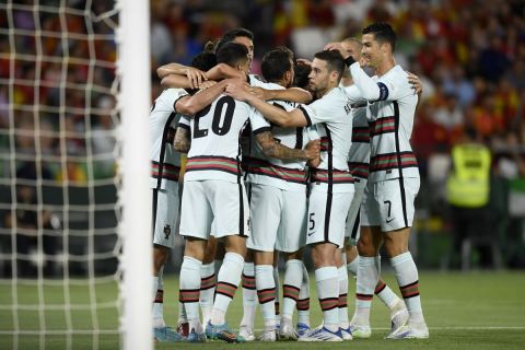 Οι παίκτες της Πορτογαλίας πανηγυρίζουν το γκολ του Ρικάρντο Όρτα στο παιχνίδι με την Ισπανία για το Nations League στη Σεβίλλη
