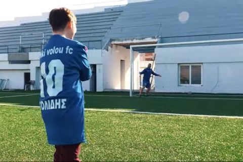 Η Νίκη Βόλου επιφύλαξε έκπληξη στον 11χρονο φίλο της ομάδας, Λευτέρη Στολίδη, καθώς τον κάλεσε χωρίς να το ξέρει στο γήπεδο με την οικογένειά του για να συναντήσει το ίνδαλμά του, Λούκας Γκαρσία