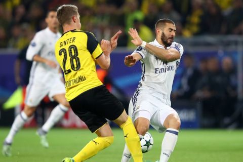 DORTMUND, GERMANY - SEPTEMBER 27:  Matthias Ginter of Borussia Dortmund collides with Karim Benzema of Real Madrid during the UEFA Champions League Group F match between Borussia Dortmund and Real Madrid CF at Signal Iduna Park on September 27, 2016 in Dortmund, North Rhine-Westphalia.  (Photo by Alex Grimm/Bongarts/Getty Images)