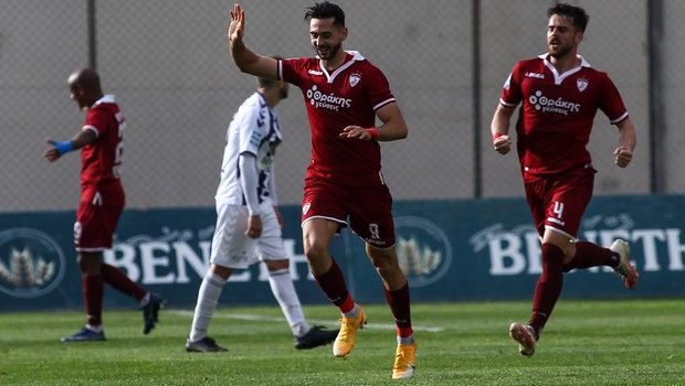 Ο Φιορίν Ντουρμισάι πανηγυρίζει γκολ του με την ΑΕΛ κόντρα στον Απόλλωνα Σμύρνης για την Super League 