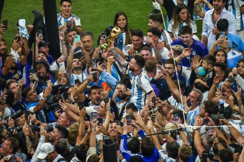 Ο Λιονέλ Μέσι της Αργεντινής πανηγυρίζει την κατάκτηση του Παγκοσμίου Κυπέλλου 2022 ύστερα από τον τελικό κόντρα στη Γαλλία στο "Λουσαΐλ Αϊκόνικ Στέντιουμ", Λουσαΐλ | Κυριακή 18 Δεκεμβρίου 2022