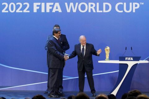 Ο πρόεδρος της FIFA, Ζεπ Μπλάτερ, παραδίδει το τρόπαιο του Παγκοσμίου Κυπέλλου στον εμίρη του Κατάρ, σεΐχη Χαμάντ μπιν Χαλίδα αλ Τάνι, κατά την ανακοίνωση της ανάληψης της διοργάνωσης του 2022 από το Κατάρ, Ζυρίχη | Πέμπτη 2 Δεκεμβρίου 2010