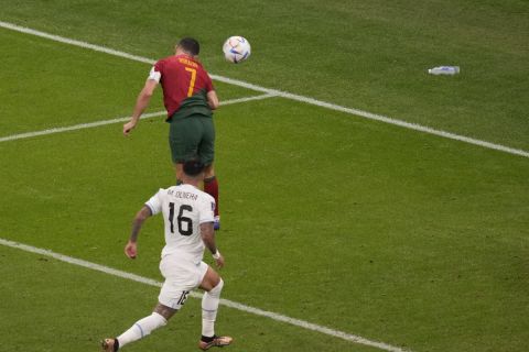 Ο Κριστιάνο Ρονάλντο πηδάει για την μπάλα στην αναμέτρηση ανάμεσα στην Πορτογαλία και την Ουρουγουάη