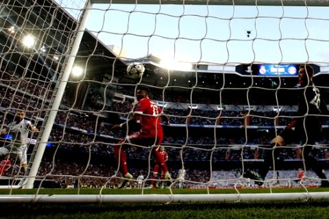 Real Madrid's Karim Benzema, left, scores his side's opening goal past Bayern's David Alaba, center, and goalkeeper Sven Ulreich during the Champions League semifinal second leg soccer match between Real Madrid and FC Bayern Munich at the Santiago Bernabeu stadium in Madrid, Spain, Tuesday, May 1, 2018. (AP Photo/Paul White)