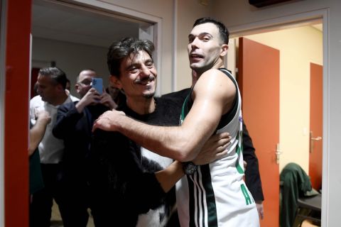Η αγκαλιά του Κώστα Σλούκα με τον Δημήτρη Γιαννακόπουλο στα αποδυτήρια του Παναθηναϊκού