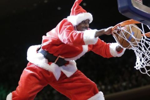 Ένας σόουμαν ντυμένος Άγιος Βασίλης καρφώνει στο καλάθι τα Χριστούγεννα του 2018
