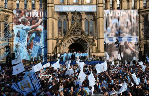 MANCHESTER, ENGLAND - MAY 14:  The players from Manchester City lift the Barclays Premier League trophy in front of Manchester Town Hall before the start of their victory parade around the streets of Manchester on May 14, 2012 in Manchester, England.  (Photo by Alex Livesey/Getty Images)