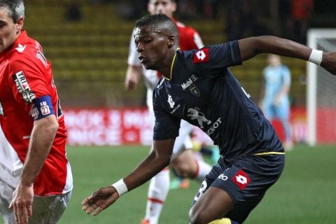 Monaco's Jeremy Toulalan of France, left, challenges for the ball with Sochaux player Mickael Malsa of France during their French League One soccer match, in Monaco stadium, Saturday March 8, 2014. (AP Photo/Lionel Cironneau)