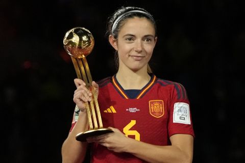 Η Αϊτάνα Μπονμάτι κρατάει το βραβείο της κορυφαίας παίκτριας του τουρνουά μετά από τον τελικό του Μουντιάλ μεταξύ της Ισπανίας και της Αγγλίας | 20 Αυγούστου 2023