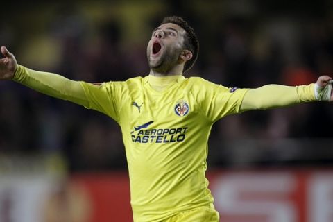 Villarreal's  Giuseppe Rossi from Italy celebrates after he scored against Twente during a Europa League quarter-final, 1st leg soccer match at the Madrigal stadium in Villarreal, Spain Thursday April 7, 2011. (AP Photo/Alberto Saiz)
