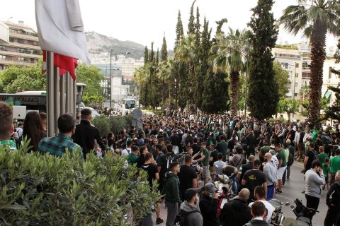 Παναθηναϊκός: Αποθέωση από χιλιάδες οπαδούς έξω από το ξενοδοχείο πριν από το ντέρμπι με τον Ολυμπιακό