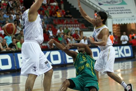 Australia's Patrick Mills (C) and Argentina's Leonardo Gutierrez (L) and Luis Cequeira (R) in action during the preliminary round match between Argentina and Australia at the FIBA World Basketball Championships at Kadir Has arena in Kayseri on August 29, 2010.  AFP PHOTO/BEHROUZ MEHRI (Photo credit should read BEHROUZ MEHRI/AFP/Getty Images)
