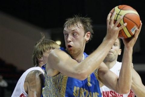 Ukraine's Oleksiy Pecherov, front, challenges for the ball with Russia's Andrei Kirilenko, left, and Sergey Monya during their EuroBasket European Basketball Championship Group D match in Klaipeda, Lithuania, Wednesday Aug. 31, 2011. (AP Photo/Darko Vojinovic)