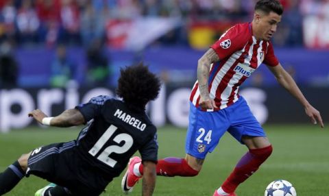 Atletico's Jose Maria Gimenez, right, battles for the ball with Real Madrid's Marcelo during a Champions League semifinal, 2nd leg soccer match between Atletico de Madrid and Real Madrid, in Madrid, Spain, Wednesday, May 10, 2017 . (AP Photo/Daniel Ochoa de Olza)