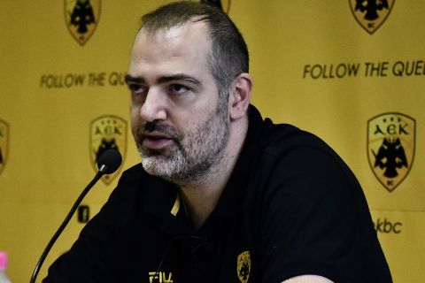 Ο Στέφανος Δέδας κατά την πρώτη συνέντευξή του ως προπονητής της ΑΕΚ