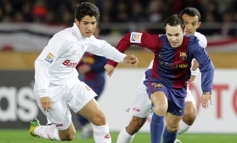 YOKOHAMA, JAPAN - DECEMBER 17: Alexandre Pato of Sport Club Internacional and Iniesta of FC Barcelona battle for the ball during the final of the FIFA Club World Cup Japan 2006 between Sport Club Internacional and FC Barcelona at the International Stadium Yokohama December 17, 2006 in Yokohama, Japan. Sport Club Internacional defeated FC Barcelona by 1-0. (Photo by Junko Kimura/Getty Images)