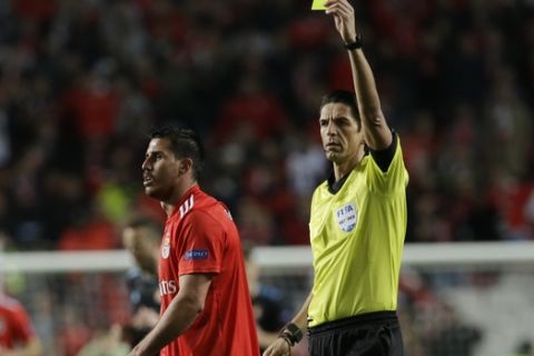 Benfica's Gabriel is shown yellow card by referee Deniz Aytekin during the Europa League round of 16, second leg, soccer match between Benfica and Dinamo Zagreb at the Luz stadium in Lisbon, Thursday, March 14, 2019. (AP Photo/Armando Franca)